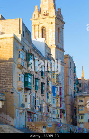 St Paul's Pro-Cathedral mit bunten traditionellen maltesischen Balkone, Valletta, Malta Stockfoto