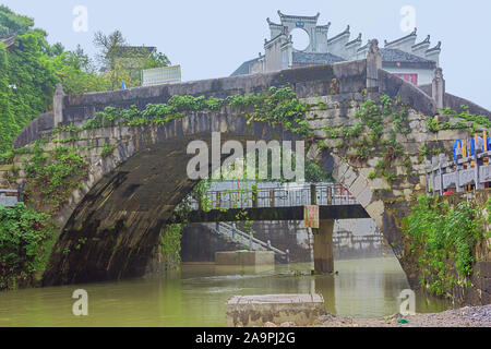 Alte Brücken über den Fluss Li in der Altstadt von Daxuzhen Stockfoto