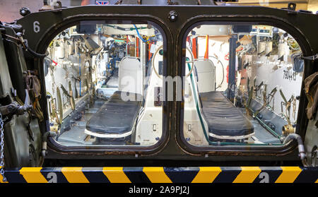 Ein Blick in den Fahrgastraum eines BMC-1 APC Sowjetischen amphibischen Gepanzerte Mannschaftswagen verfolgt kämpfen Fahrzeug Cosford Air Museum Stockfoto