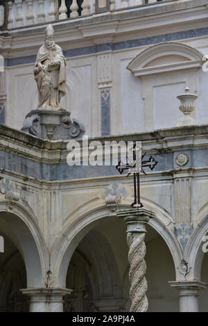 Schmiedeeiserne kreuz und Marmor statue eines Kartäuser Saint schmückt eine ehemalige Klosteranlage, die Certosa di San Martino, Neapel, Italien, Europa. Stockfoto