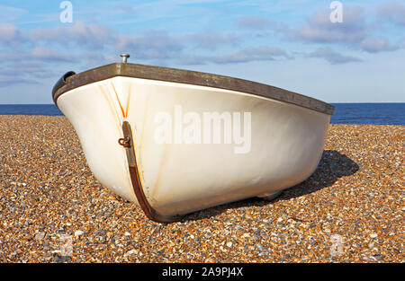 Eine niedrige Winkel Blick auf den Bug eines Beiboot auf den Schindel Ridge in North Norfolk an cley-next-the-Sea, Norfolk, England, Vereinigtes Königreich, Europa. Stockfoto