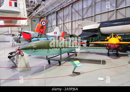 V1 fliegende Bombe Rache Waffe auch als Doodlebug oder buzz Bomb (eine frühe Cruise missile durch eine pulsejet Motor angetrieben) auf Anzeige an der RAF Cosford Air Museum in Shropshire bekannt Stockfoto