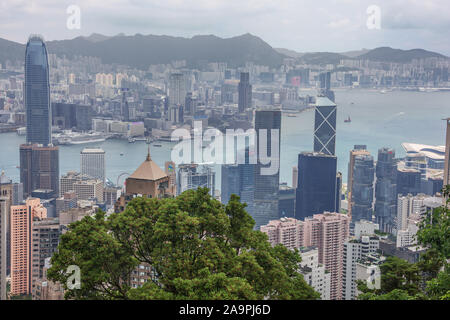 Editorial: HONG KONG, CHINA, April 22, 2019 - Blick nach unten in Richtung Kowloon Bay vom Victoria Peak in Hongkong Stockfoto