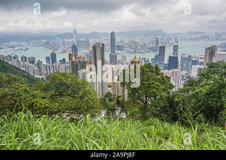 Editorial: HONG KONG, CHINA, April 22, 2019 Panorama von Kowloon aus Victoria Peak in Hongkong gesehen Stockfoto