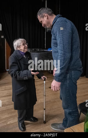 London, Großbritannien. 16. November 2019. Oleg Sentsov erfüllt Ivanna Mashchak (L), ein ehemaliger politischer Gefangener der Kolyma (Gulag), bei einem Besuch der Ukrainischen Kulturellen Zentrum in London. Credit: Guy Corbishley/Alamy leben Nachrichten Stockfoto