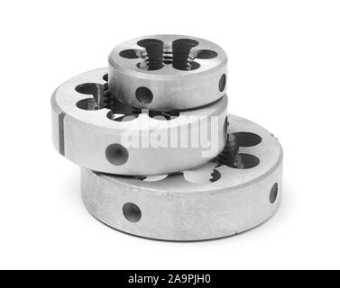 Stapel von Gewindeschneiden stirbt auf weißem Hintergrund Stockfoto