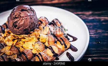 Leckere Pfannkuchen mit Schokolade Eis knusprige Waffeln mit Schlagsahne brownies cherry Mandeln und Schokolade Sirup auf die Oberseite mit Mais-flex. Sommer hol Stockfoto