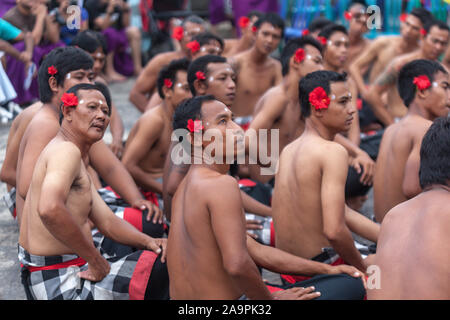 Bali, Indonesien - 3. März 2013: Kecak-Tanz ist ein traditionelles Ritual von Bali, Indonesia.This Tanz in Uluwatu Temple.Blurred ersch angezeigt wird Stockfoto