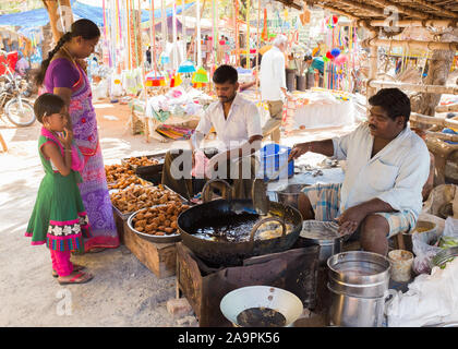 Zwei Männer, die Vorbereitung und den Verkauf von Fried herzhafte Speisen in Tiruchirappalli, Tamil Nadu, Indien Stockfoto