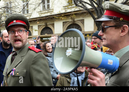 Prag, Tschechische Republik. 17. Nov, 2019. Schüler spielen Theater Sketch auf der Straße mit einem Festakt zum Jubiläum November 17 Veranstaltungen im Jahr 1989. Die Leute an der Gedenkstätte für Studierende, die Bereitschaftspolizei in 1989 über Narodni Straße angegriffen wurden gesammelt, um zu erinnern, der den 30. Jahrestag der Samtenen Revolution in Prag in der Tschechischen Republik. Credit: Slavek Ruta/ZUMA Draht/Alamy leben Nachrichten Stockfoto