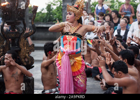 Bali, Indonesien - 3. März 2013: Kecak-Tanz ist ein traditionelles Ritual von Bali, Indonesia.This Tanz in Uluwatu Temple.Blurred ersch angezeigt wird Stockfoto