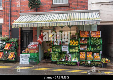 Obst und Gemüse, Obst- und Gemüsehändler Shop anzeigen. Stockfoto