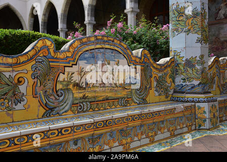 Kreuzgang Sitz und Spalte mit Majolika-fliesen von Donato und Giuseppe Massa, Santa Chiara, Spaccanapoli, Neapel, Italien, Europa gezeichnet eingerichtet. Stockfoto