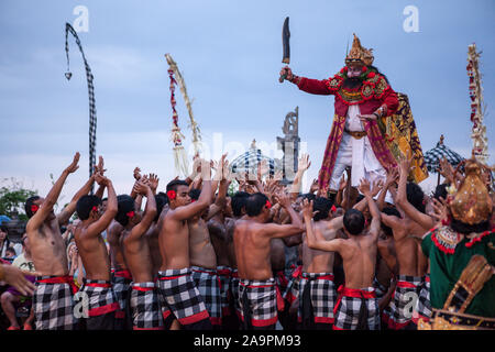 Bali, Indonesien - 3. März 2013: Kecak-Tanz ist ein traditionelles Ritual von Bali, Indonesia.This Tanz in Uluwatu Temple.Blurred ersch angezeigt wird Stockfoto