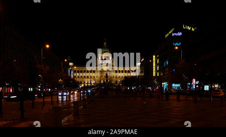 Prag, tschechische Republik - 4. September 2019 - Die Prager Nationalmuseum am Ende der Straße bei Nacht Stockfoto