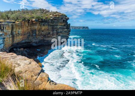 Spektakuläre Sicht auf den Ozean Klippe in der Lücke Park auf suny Tag, Watsons Bay, Sydney Stockfoto