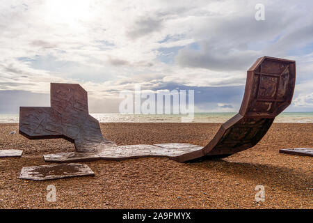 Brighton und Hove, East Sussex, Großbritannien - 4. November 2019: Passacaglia Skulptur von Charles Hadcock am Strand in Brighton, UK. Passacaglia ist ein riesiger, c Stockfoto