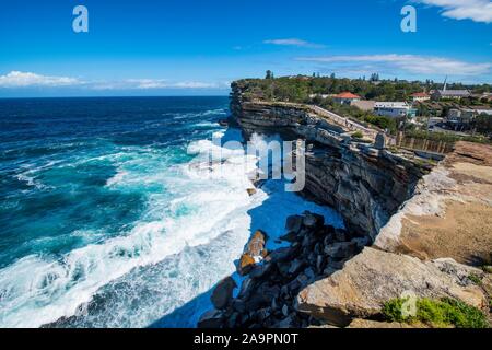 Spektakuläre Sicht auf den Ozean Klippe in der Lücke Park auf suny Tag, Watsons Bay, Sydney Stockfoto