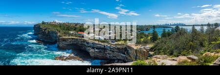 Spektakuläre Sicht auf den Ozean Klippe in der Lücke Park auf suny Tag, Watsons Bay, Sydney Stockfoto