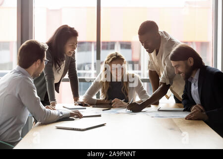 Gerne erfolgreichen gemischten Rennen Business Team Projektideen zu diskutieren. Stockfoto