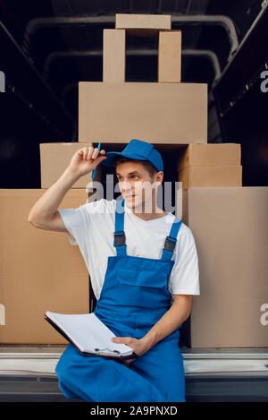 Deliveryman in Uniform, Pakete im Auto, Cargo Stockfoto