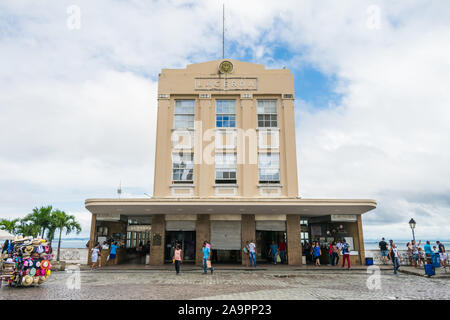 Salvador - Bahia, Brasilien - ca. September 2019: Lacerda Aufzug Gebäude, ein Blick auf den Eingang von Tome de Souza Square Stockfoto