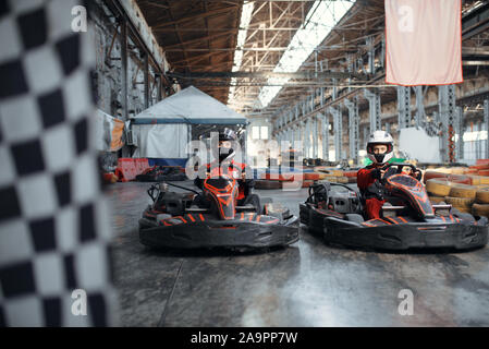 Zwei kart Racer am Start, karierten Flagge Stockfoto