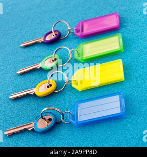 Schlüsselanhänger auf blauem Hintergrund Nahaufnahme Stockfoto