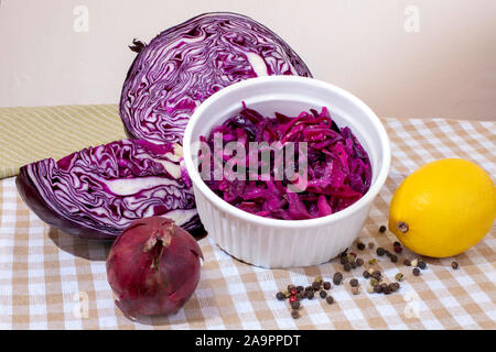 Rotkohl Salat. Rote Gemüse. Kohl Kopf. Gesunde Mahlzeiten. Salatschüssel. Vitamin Tabelle. Zusätzlich zu Abendessen. Vegane Gerichte. Gemüse für Salat. Stockfoto