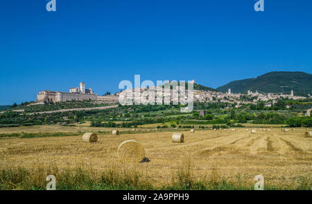 Panoramablick auf die Landschaft von Assisi, eine Stadt in der italienischen Region Umbrien, dem Geburtsort des Heiligen Franziskus Stockfoto