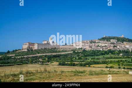 Panoramablick auf die Landschaft von Assisi, eine Stadt in der italienischen Region Umbrien, dem Geburtsort des Heiligen Franziskus Stockfoto