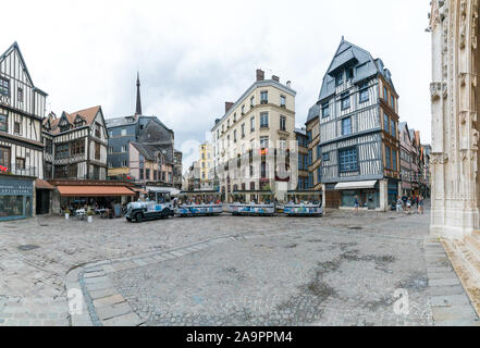 Rouen, Seine-Maritime/Frankreich - 12. August 2019: City Tour Zug auf dem Barthelemy Platz in der historischen Altstadt von Rouen in der Normandie Stockfoto