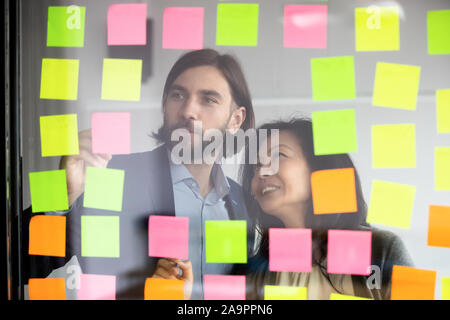 Manager arbeiten mit mittleren Alters koreanischen Supervisor in der Nähe der Glaswand. Stockfoto