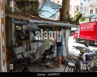 Friseur im Freien, Straßenszene Saigon, Ho Chi Minh City Vietnam Stockfoto