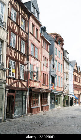 Rouen, Seine-Maritime/Frankreich - 12. August 2019: Die historische Altstadt von Rouen in der Normandie mit seinen bekannten Fachwerkhäusern Stockfoto