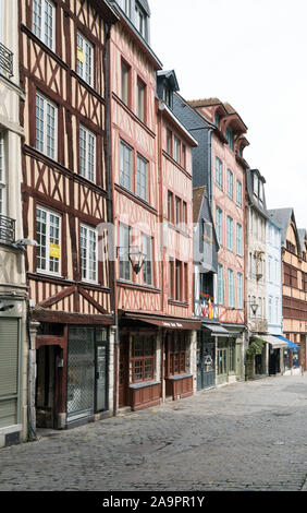 Rouen, Seine-Maritime/Frankreich - 12. August 2019: Die historische Altstadt von Rouen in der Normandie mit seinen bekannten Fachwerkhäusern Stockfoto