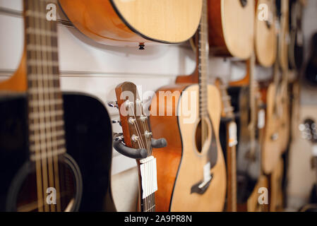 Reihen von akustischen Gitarren in Music Store Stockfoto