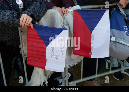 PRAG/TSCHECHISCHE REPUBLIK - 16. NOVEMBER 2019 : Tausende Menschen protestierten in der Letna-Ebene gegen den Premierminister Andrej Babis und die Regierung Stockfoto