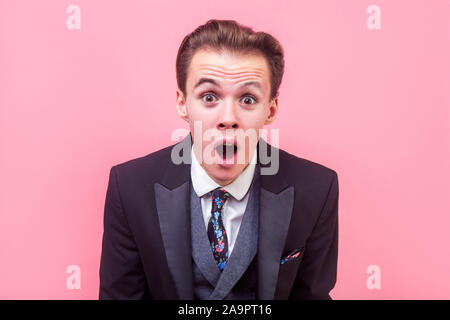 Kaum zu glauben! Portrait von überrascht junge Unternehmer im Tuxedo an Kamera mit großen Augen anstarren und erstaunt, entsetzt, Ausdruck, Mund weit o Stockfoto