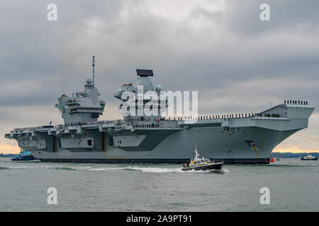 Die Royal Navy Flugzeugträger HMS Prince of Wales (R09) feierte sein Debüt in Portsmouth, Großbritannien am 16. November 2019, begrüßt von Tausenden von Mitgliedern der Öffentlichkeit an der Küste und am Eingang zum Hafen. Stockfoto