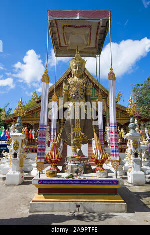 CHIANG RAI, THAILAND - 15. Dezember 2018: die Skulptur eines ständigen Buddha in die alte buddhistische Tempel Wat Ming Muang an einem sonnigen Tag Stockfoto