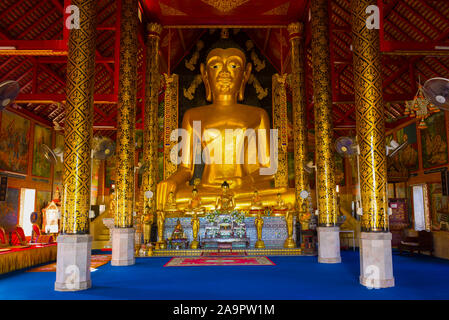 CHIANG RAI, THAILAND - Dezember 17, 2018: Blick auf einen riesigen Buddha Skulptur in der wiharn des buddhistischen Tempel Wat Jedyod Stockfoto