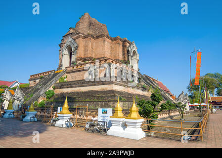 CHIANG MAI, THAILAND - Dezember 21, 2018: Ruinen der riesigen stupa Chedi Luang an einem sonnigen Tag Stockfoto