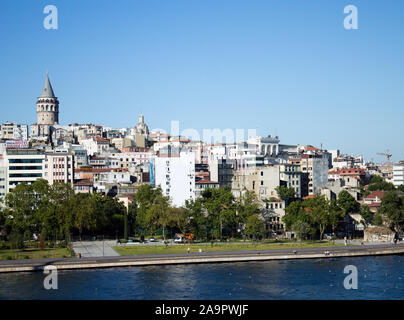 Galata, Istanbul, Türkei Juni 27th, 2019: Historische Galata-turm und der Stadtteil Galata, mit vielen hässlichen Gebäude und neu erstellt, Küste. Stockfoto