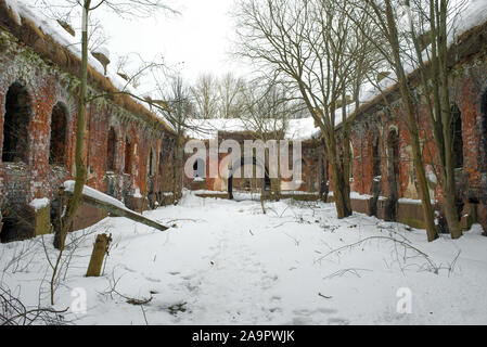 Die Ruinen der alten Kaserne über die Artillerie fort' Zverev" (Nördliche Fort Nr. 4) an einem bewölkten Februar Tag. Kronshtad, Russland Stockfoto