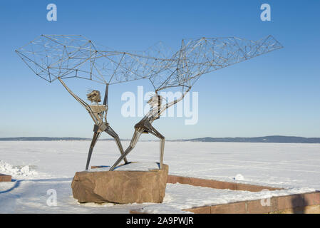 Petrosawodsk, Russland - 18. FEBRUAR 2019: Die Skulptur "Die Fischer" auf dem Hintergrund der gefrorenen Onega See auf einem sonnigen Februartag Stockfoto