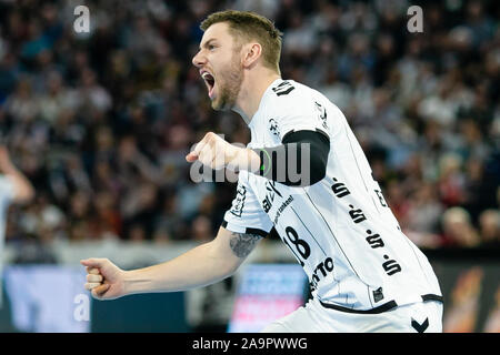 Kiel, Deutschland. 17. Nov, 2019. Handball: Bundesliga, THW Kiel - TSV Hannover-Burgdorf, 13. Spieltag. Kieler Niclas Ekberg Beifall für ein Ziel. Credit: Frank Molter/dpa/Alamy leben Nachrichten Stockfoto