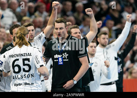 Kiel, Deutschland. 17. Nov, 2019. Handball: Bundesliga, THW Kiel - TSV Hannover-Burgdorf, 13. Spieltag. Kieler coach Filip Jicha (M) jubelt. Credit: Frank Molter/dpa/Alamy leben Nachrichten Stockfoto