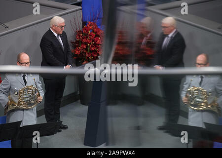 Berlin, Deutschland. 17. Nov, 2019. Bundespräsident Frank Walter Steinmeier spricht an der zentralen Gedenkfeier zum Volkstrauertag im Bundestag. Quelle: Jörg Carstensen/dpa/Alamy leben Nachrichten Stockfoto