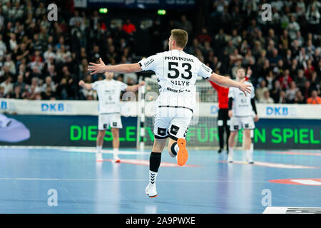 Kiel, Deutschland. 17. Nov, 2019. Handball: Bundesliga, THW Kiel - TSV Hannover-Burgdorf, 13. Spieltag. Kiels Nikola Bilyk Beifall für ein Ziel. Credit: Frank Molter/dpa/Alamy leben Nachrichten Stockfoto